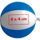 Blauw-witte plastic waterbal met opblaasbaar ventiel.