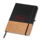 Zwart notitieboek met kurk detail en elastische band.