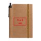 Bruin notitieboek met elastische band en pennenhouder.