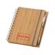 Licht houten notitieboek met spiraalbinding en penhouder.
