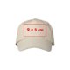 Beige stoffen baseballpet met verstelbare band.