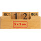 Houten bureaukalender met datumblokken.